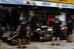 Romain Grosjean, Lotus F1 E23 en los pits