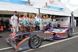 Richard Branson con Virgin Racing girls