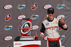 El ganador de la carrera, Joey Logano celebra, Team Penske Ford 
