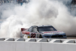 El ganador de la carrera, Joey Logano celebra, Team Penske Ford