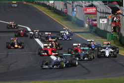 Lewis Hamilton, Mercedes AMG F1 W06, leidt tijdens de start van de race