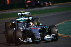 Lewis Hamilton, Mercedes AMG F1 W06 al frente de su coequipero Nico Rosberg, Mercedes AMG F1 W06