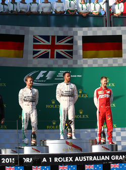 El ganador de la carrera, Lewis Hamilton, Mercedes AMG F1, segundo lugar, Nico Rosberg, Mercedes AMG F1 W06 y el tercer lugar, Sebastian Vettel, Ferrari
