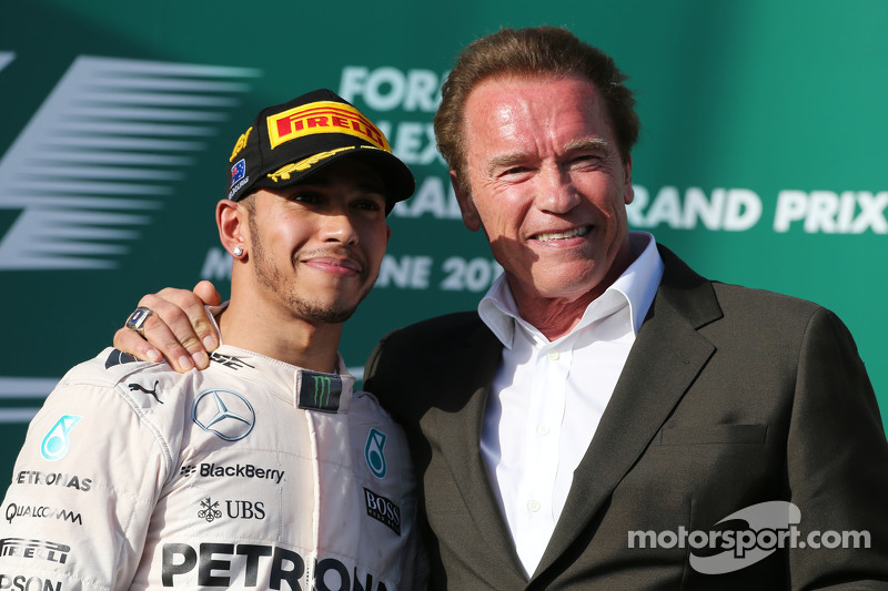 Pemenang balapan, Lewis Hamilton, Mercedes AMG F1 di podium bersama Arnold Schwarzenegger