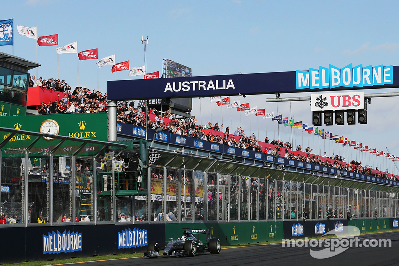 Le vainqueur Lewis Hamilton, Mercedes AMG F1 W06 passe sous le drapeau à damiers