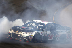 Ganador de la Carrera Kevin Harvick, Stewart-Haas Racing Chevrolet celebra