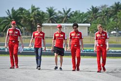 Себастьян Феттель, Ferrari and Эстебан Гутьеррес, тестовый и резервный пилот Ferrari изучают трек