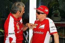 Maurizio Arrivabene, director del equipo Ferrari con Kimi Raikkonen