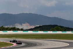 Пилот Scuderia Toro Rosso Макс Ферстаппен, и гонщик Sahara Force India Серхио Перес