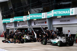 Nico Rosberg, Mercedes AMG F1 W06 et Lewis Hamilton, Mercedes AMG F1 W06 aux stands
