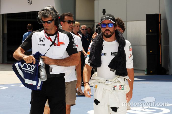 En su primer GP de Malasia con McLaren-Honda abandonó por fallo en el ERS