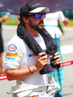 Fernando Alonso, McLaren en la parrilla observa el himno nacional