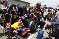 Daniil Kvyat, Red Bull Racing RB11 en la parrilla
