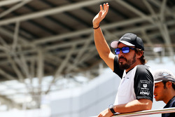 Fernando Alonso, McLaren en el desfile de pilotos