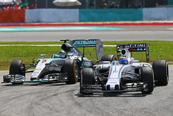 Felipe Massa, Williams FW37 devance Nico Rosberg, Mercedes AMG F1 W06