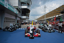 El Ferrari SF15-T del ganador de la carrera, Sebastian Vettel, Ferrari en el parc ferme, flanqueada por los Mercedes AMG F1 W06s de Nico Rosberg, de Mercedes AMG F1 y Lewis Hamilton, Mercedes AMG F1