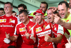 Ganador de la Carrera Sebastian Vettel, Ferrari celebra con el equipo