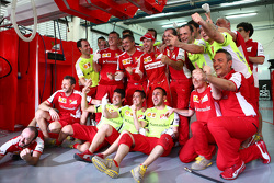 Ganador de la Carrera Sebastian Vettel, Ferrari celebra con el equipo