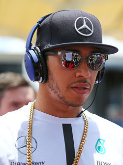 Lewis Hamilton, de Mercedes AMG F1 , en el desfile de pilotos