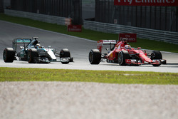 Lewis Hamilton, Mercedes AMG F1 W06 e Sebastian Vettel, Ferrari SF15-T batalham pela liderança