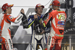 Podium: El ganador de la carrera, Valentino Rossi, segundo lugar, Andrea Dovizioso, tercer lugar Andrea Iannone