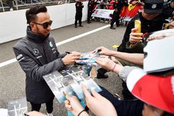 Lewis Hamilton Mercedes AMG F1 firma autógrafos para los aficionados