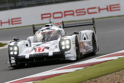#17 Porsche Team Porsche 919 Hybrid: Тимо Бернхард, Марк Уэббер и Брендан Хартли