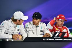 Los tres primeros en la Conferencia de prensa de la FIA, Mercedes AMG F1, segundo; Lewis Hamilton, Mercedes AMG F1, la pole position; Sebastian Vettel, Ferrari, tercero