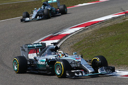 Lewis Hamilton, Mercedes AMG F1 W06 devant son équipier Nico Rosberg, Mercedes AMG F1 W06