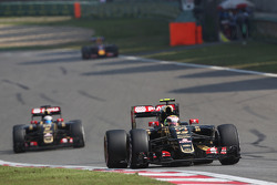Pastor Maldonado, Lotus F1 E23 devant son équipier Romain Grosjean, Lotus F1 E23