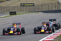 Daniil Kvyat, Red Bull Racing RB11 y Daniel Ricciardo, Red Bull Racing RB11, pelean por la posición