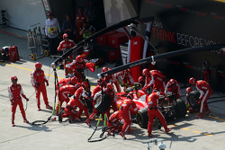 Kimi Raikkonen, Ferrari SF15-T s'arrête aux stands