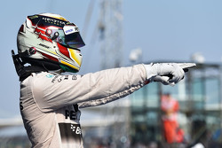 Ganador de la carrera, Lewis Hamilton celebra en su Mercedes AMG F1 W06