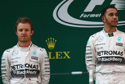 Segundo lugar, Nico Rosberg, Mercedes AMG F1 con el primer lugar, Lewis Hamilton, Mercedes AMG F1