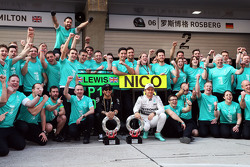 Le vainqueur Lewis Hamilton Mercedes AMG F1 W06 et le deuxième Nico Rosberg Mercedes AMG F1 fêtent leur résultat avec l'équipe