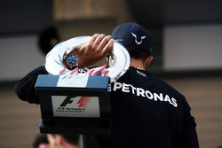 Le vainqueur Lewis Hamilton Mercedes AMG F1 fête sa victoire avec l'équipe
