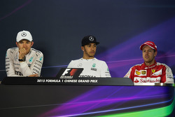 La conferencia de prensa de la FIA: Nico Rosberg Mercedes AMG F1, segundo lugar; Lewis Hamilton Mercedes AMG F1, ganador de la carrera; Sebastian Vettel Ferrari, tercer lugar