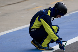 Un ingénieur Michelin vérifie la température de la piste