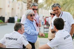 (De izquierda a derecha): Arroz Lowe, Mercedes AMG F1 Director Ejecutivo, con Bernie Ecclestone, y T
