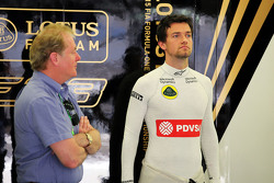 Jolyon Palmer, Lotus F1 Team test- en reservecoureur, met zijn vader Jonathan Palmer,