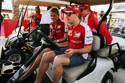 Sebastian Vettel, Ferrari, maneja un carrito de golf con Kimi Raikkonen, Ferrari y Britta Roeske, oficial de prensa de Ferrari.