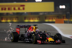 Искры вылетают из-под машины Даниэля Риккардо, Red Bull Racing RB11