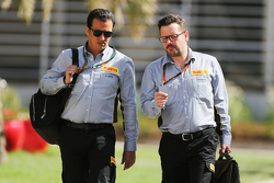 Khaled Jnifen, Pirelli, avec Paul Hembery, directeur du sport automobile chez Pirelli