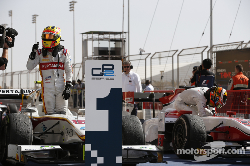 Rio Haryanto mengekspresikan kegembiraannya setelah meraih kemenangan perdana di GP2 bersama Campos Racing.