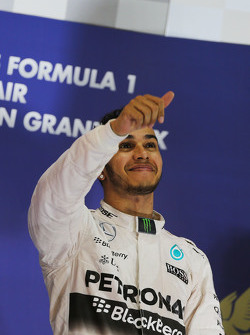 Победитель гонки Льюис Хэмилтон, Mercedes AMG F1 празднует на подиуме