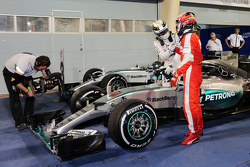 Победитель гонки Льюис Хэмилтон, Mercedes AMG F1 W06 и обладатель второго места - Кими Райкконен, Fe