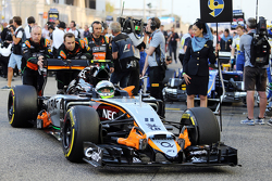 Sergio Pérez, Sahara Force India VJM08 F1 en la parrilla