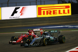 Нико Росберг, Mercedes AMG F1 W06и Кими Райкконен, Ferrari SF15-T борются за позицию