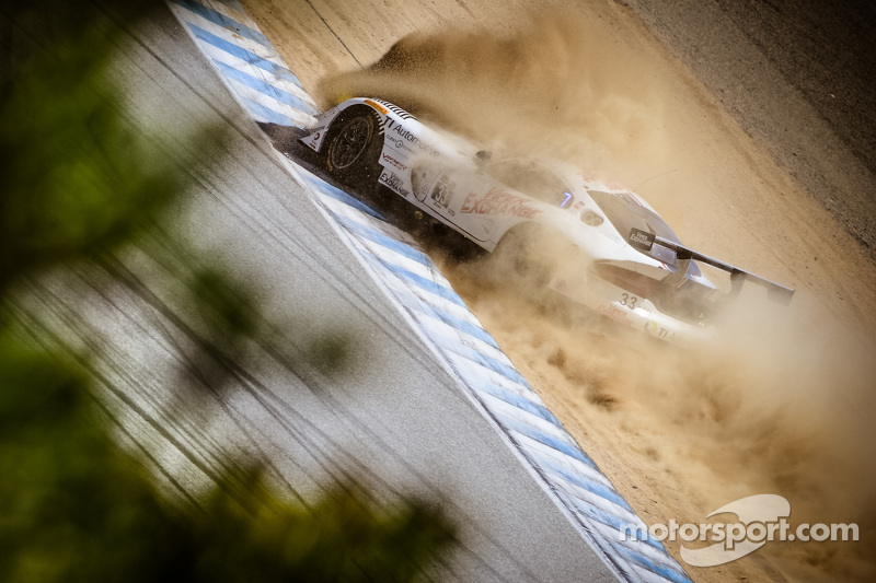 #33 Riley Motorsports SRT Viper GT3-R: Ben Keating, Jeroen Bleekemolen crashes