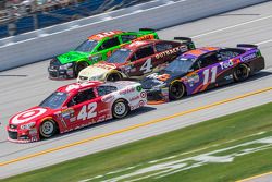 Kyle Larson, Ganassi Racing Chevrolet, Kevin Harvick, Stewart-Haas Racing Chevrolet, Denny Hamlin, J